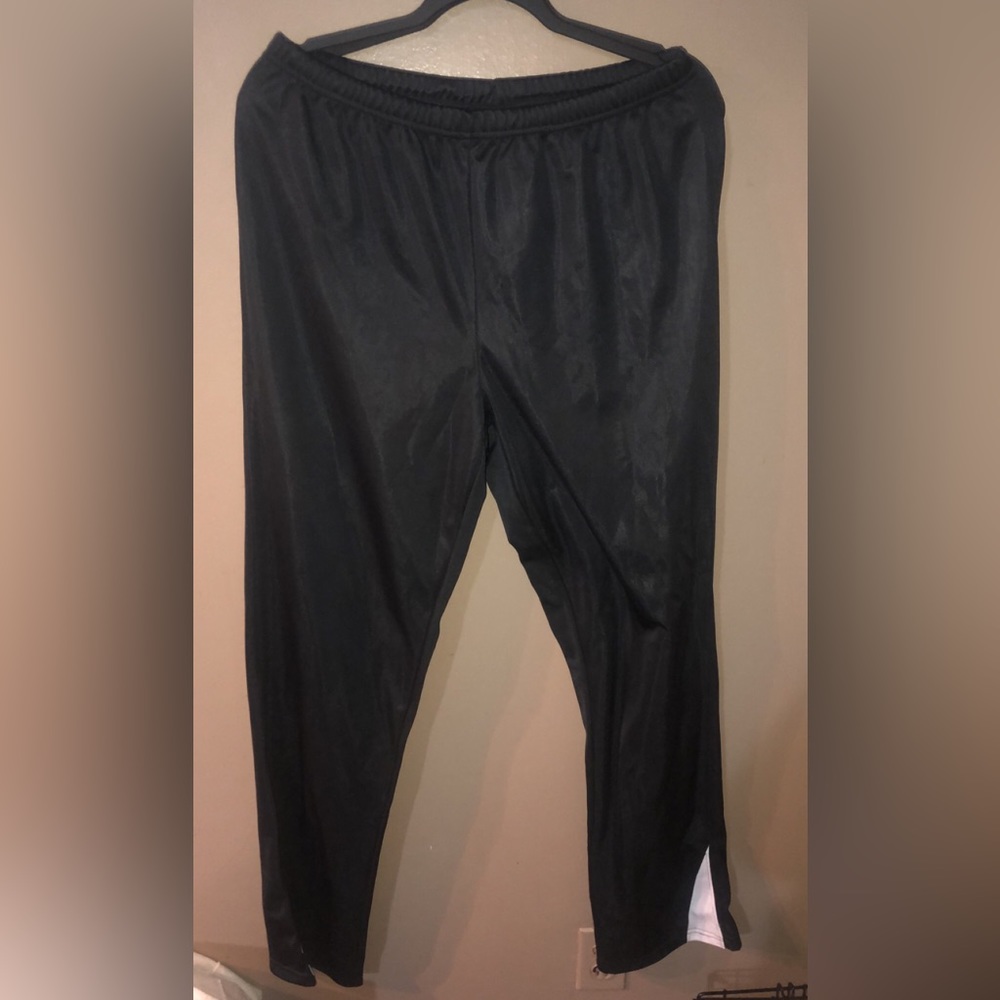 - Size: M (US medium)
- Color: Black and White
- Material: Microfiber Cotton mix